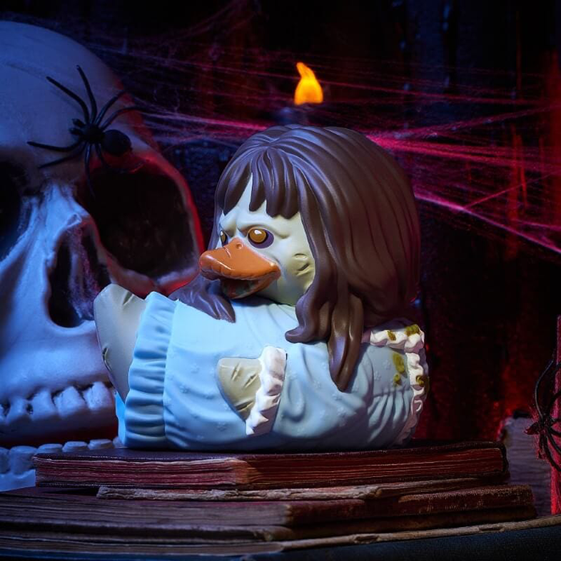 Egy horror témájú gumikacsa, koponyával a háttérben.