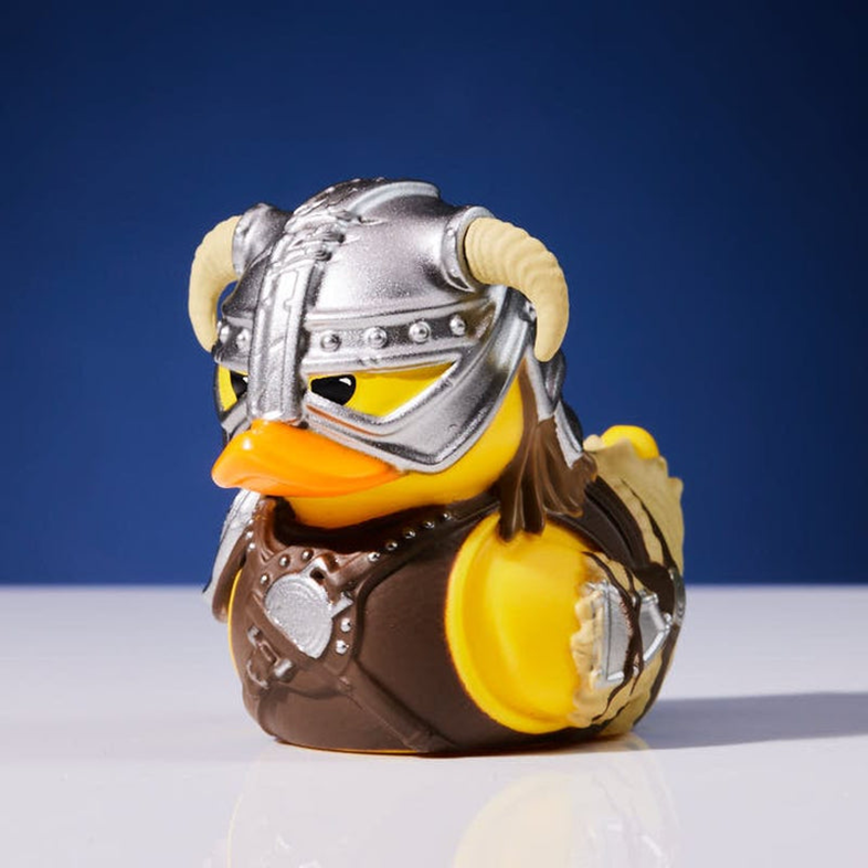 Egy vikingnek öltözött gumikacsa, sisakkal és páncéllal.