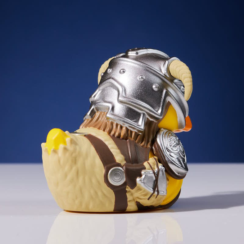 Egy sárga gumikacsa vikingnek öltözve, ezüst sisakkal és szarv részletekkel.