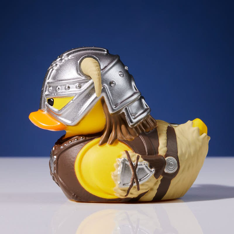 Vikingnek öltözött gumikacsa, páncéllal és sisakkal, sárga testtel.