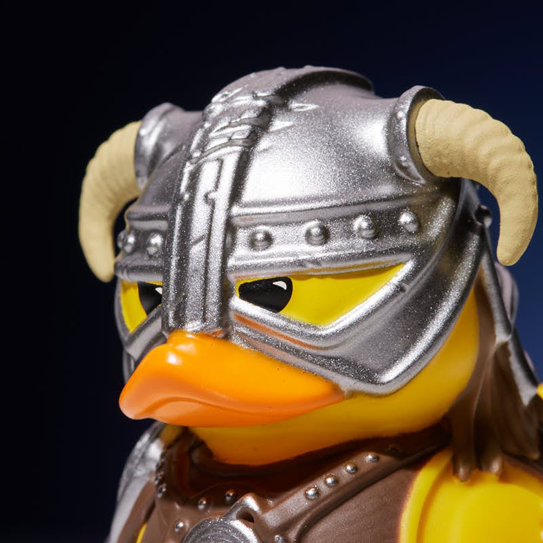 Gumikacsa viking sisakkal, szarvakkal és kacsaarccal.