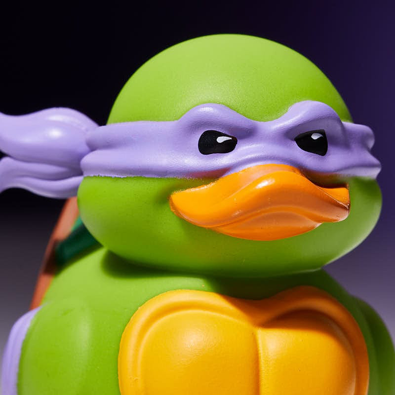 Donatello játék kacsa. Zöld test, lila maszk, narancssárga csőr, sárga mellkas.