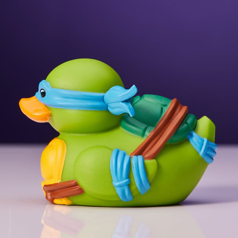 Zöld gumikacsa kék maszkkal és hátizsákkal.