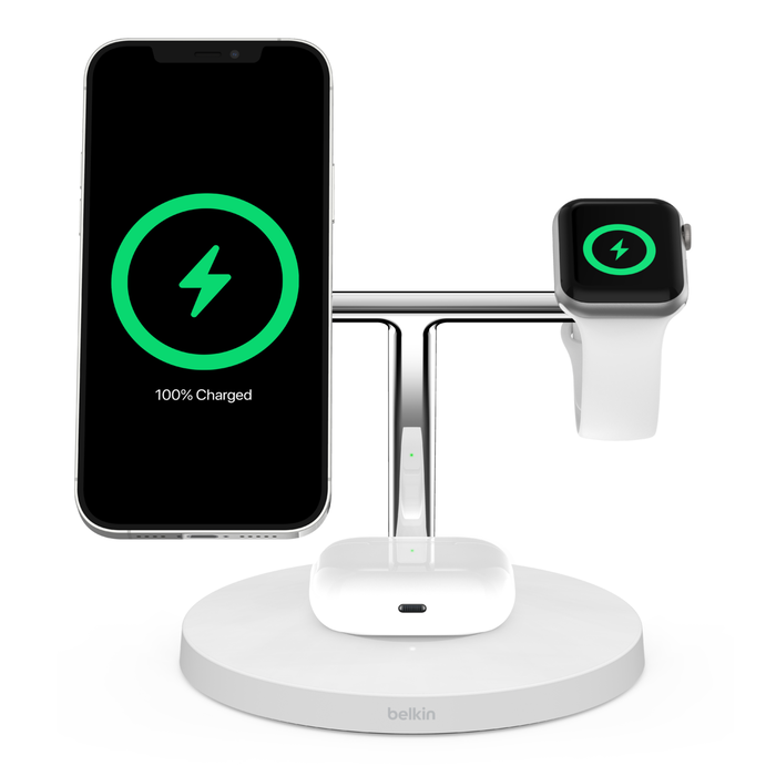 Bir telefon, saat ve kulaklık içeren bir şarj istasyonu. Telefon şarj olduğunu gösteriyor. Beyaz taban, gümüş vurgular.