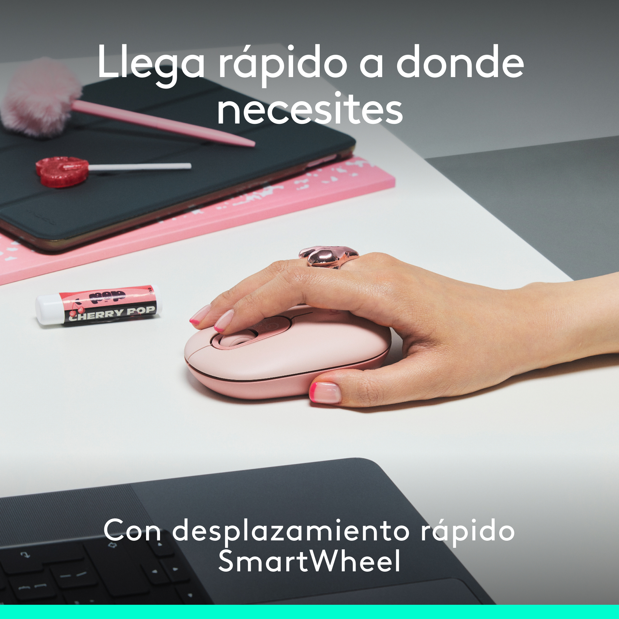 Mano de mujer sosteniendo un ratón rosa en un escritorio con portátil y texto: 'Llega rápido'.