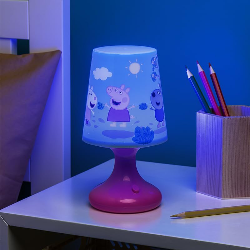 Peppa Pig lámpa az asztalon, ceruzákkal és kék fal háttérrel.
