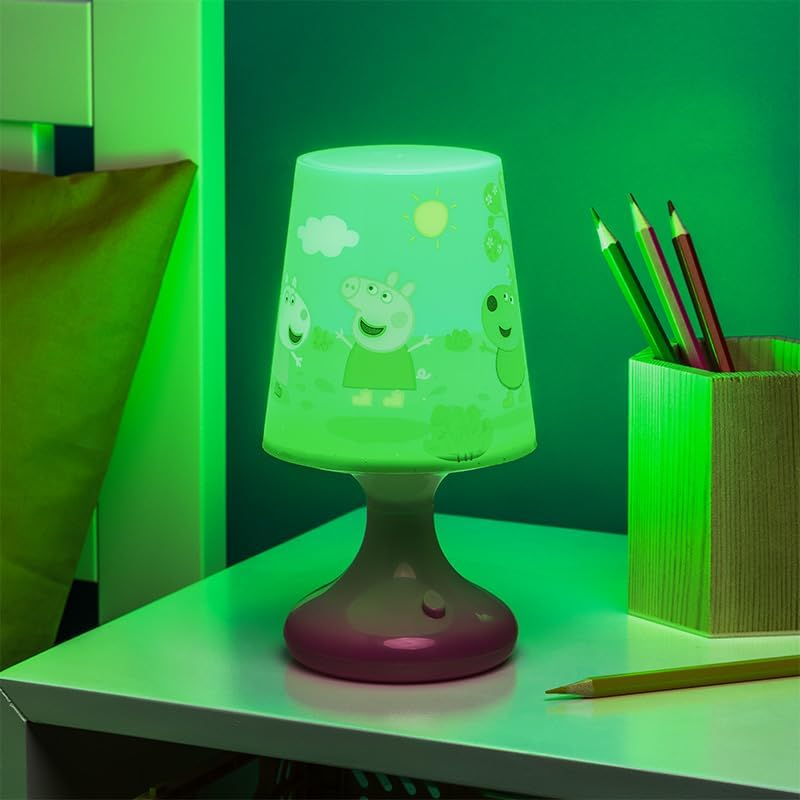 Zöld Peppa Pig lámpa rózsaszín talpon, ceruzák zöld tartóban, zöld háttér.