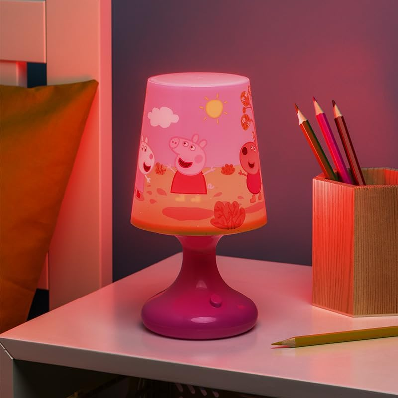 Peppa Pig lámpa egy asztalon ceruzákkal, ággyal és egy fallal.