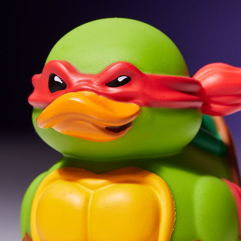 Egy Teenage Mutant Ninja Turtle (Raphael) gumikacsa játék, közelkép.