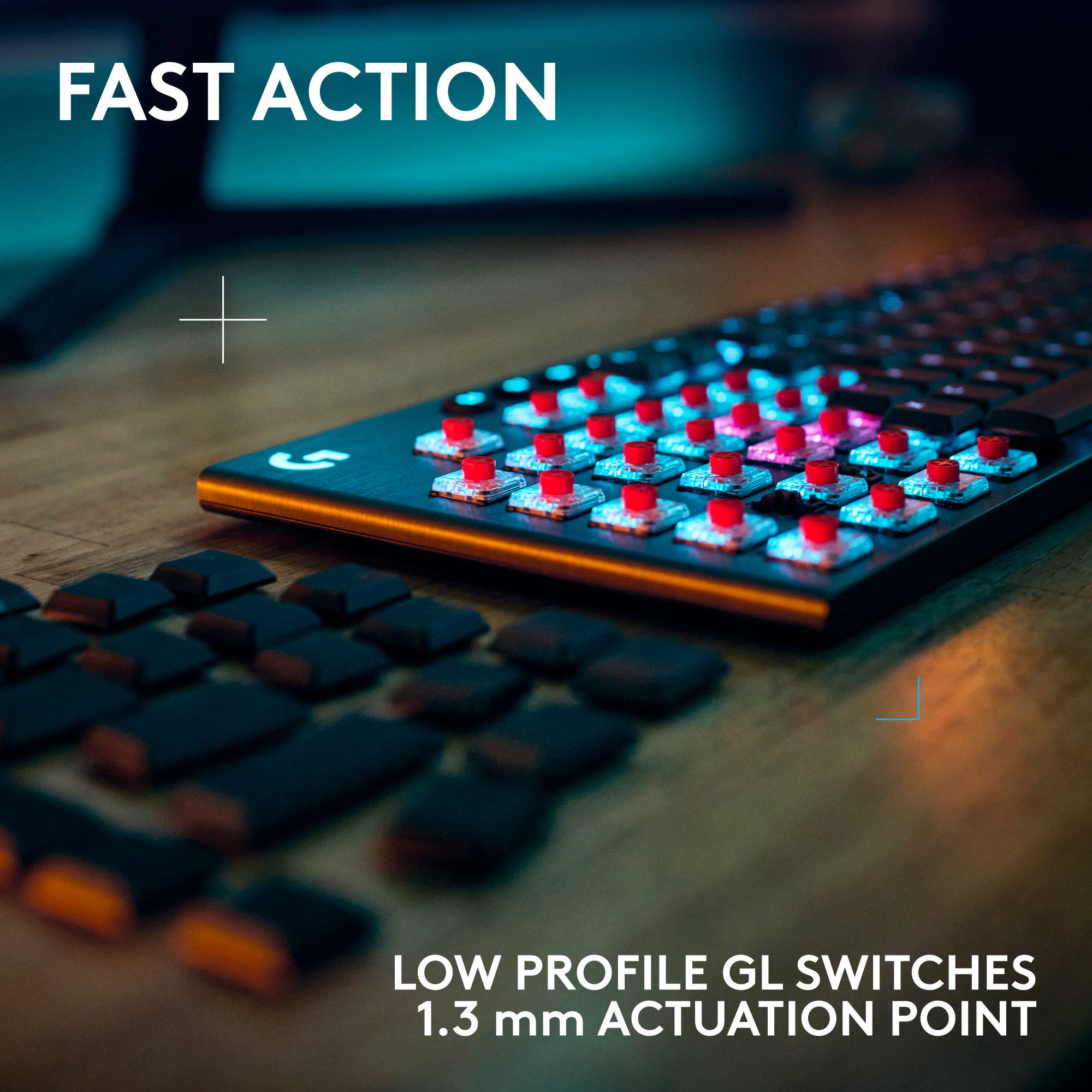 Clavier noir avec des touches rouges, le texte dit "FAST ACTION" et "LOW PROFILE GL SWITCHES" et "1,3 mm POINT D'ACTION."