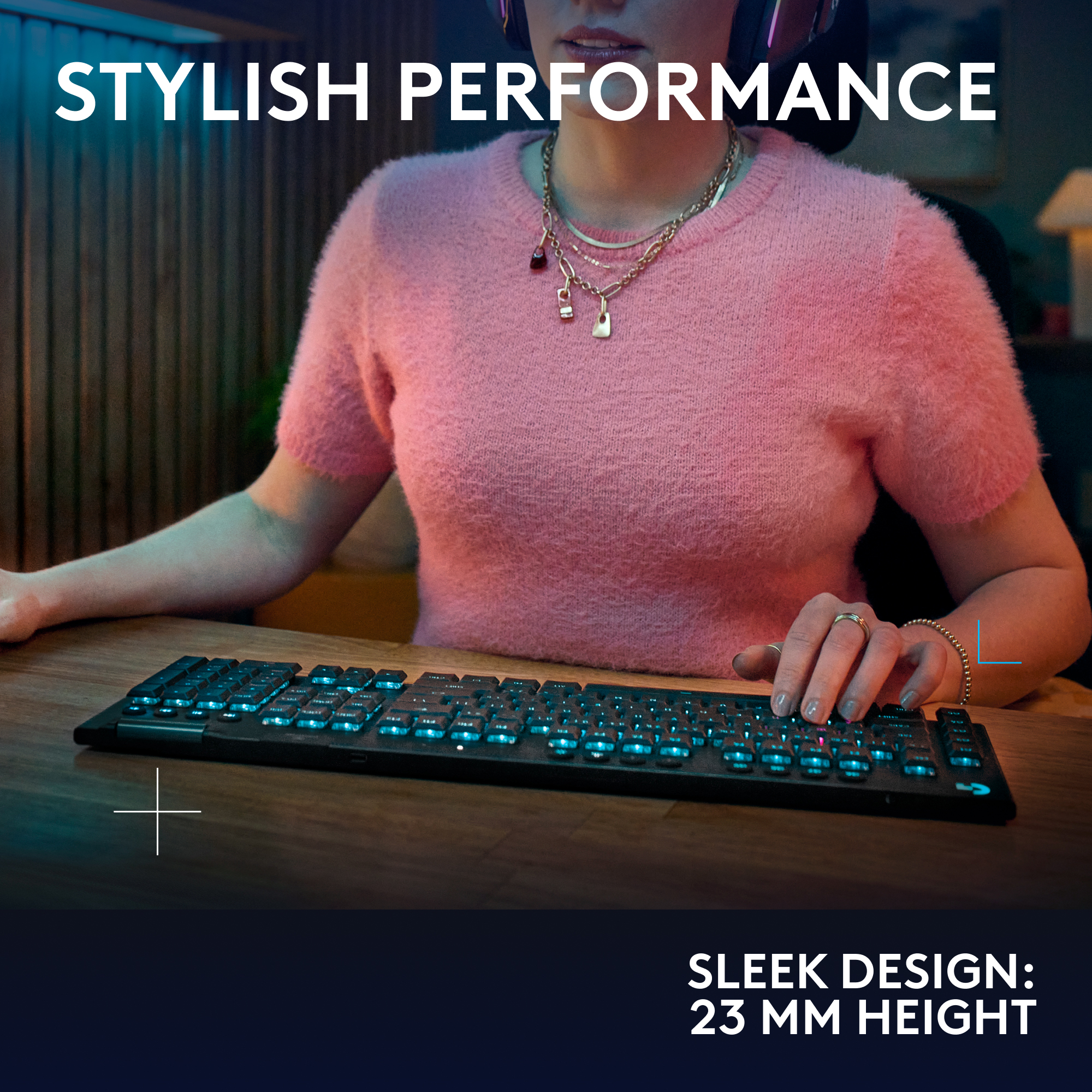 Une femme tapant sur un clavier avec des touches éclairées en bleu.