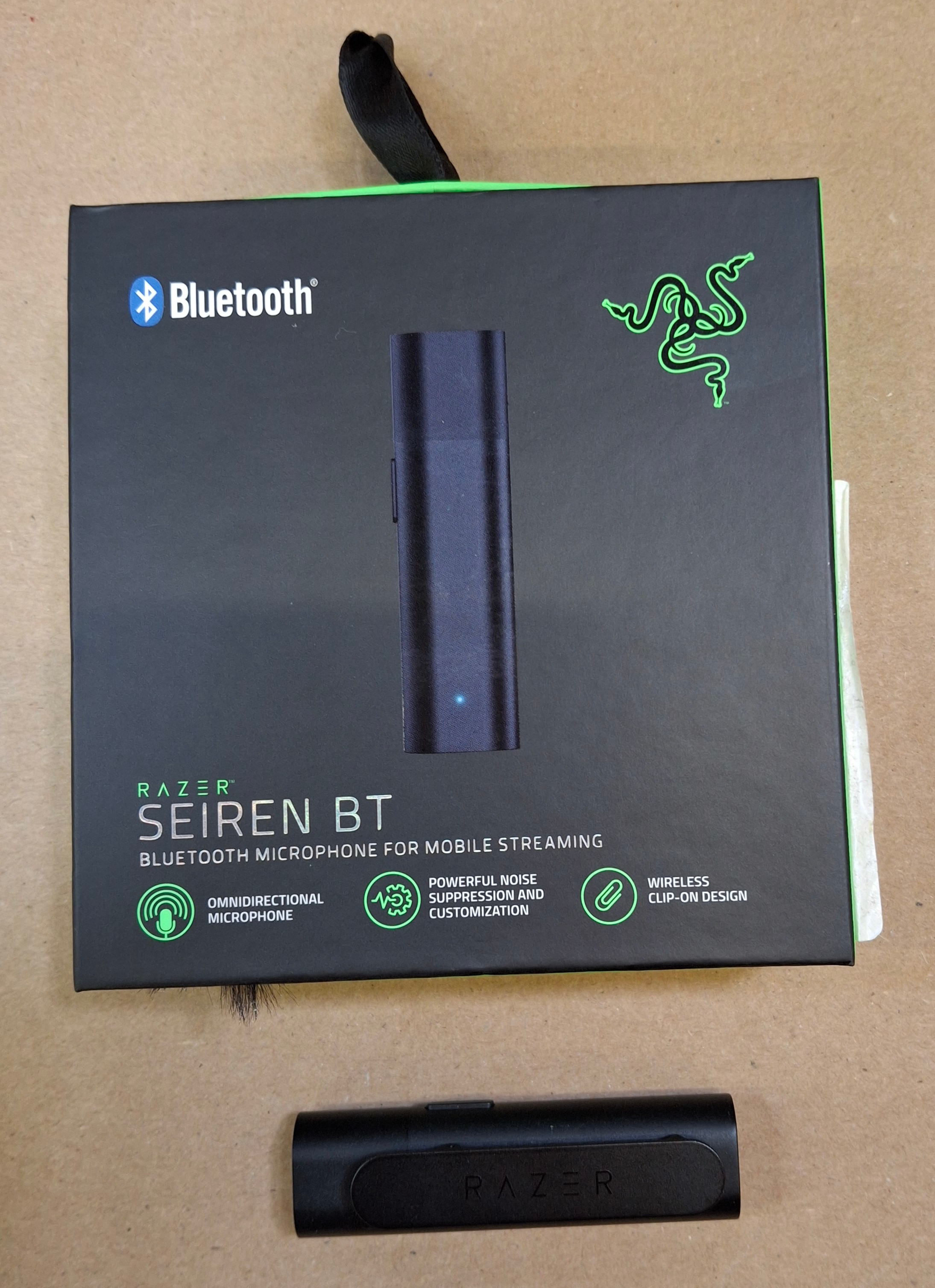 Czarne pudełko z mikrofonem Razer i dodatkowym mikrofonem.