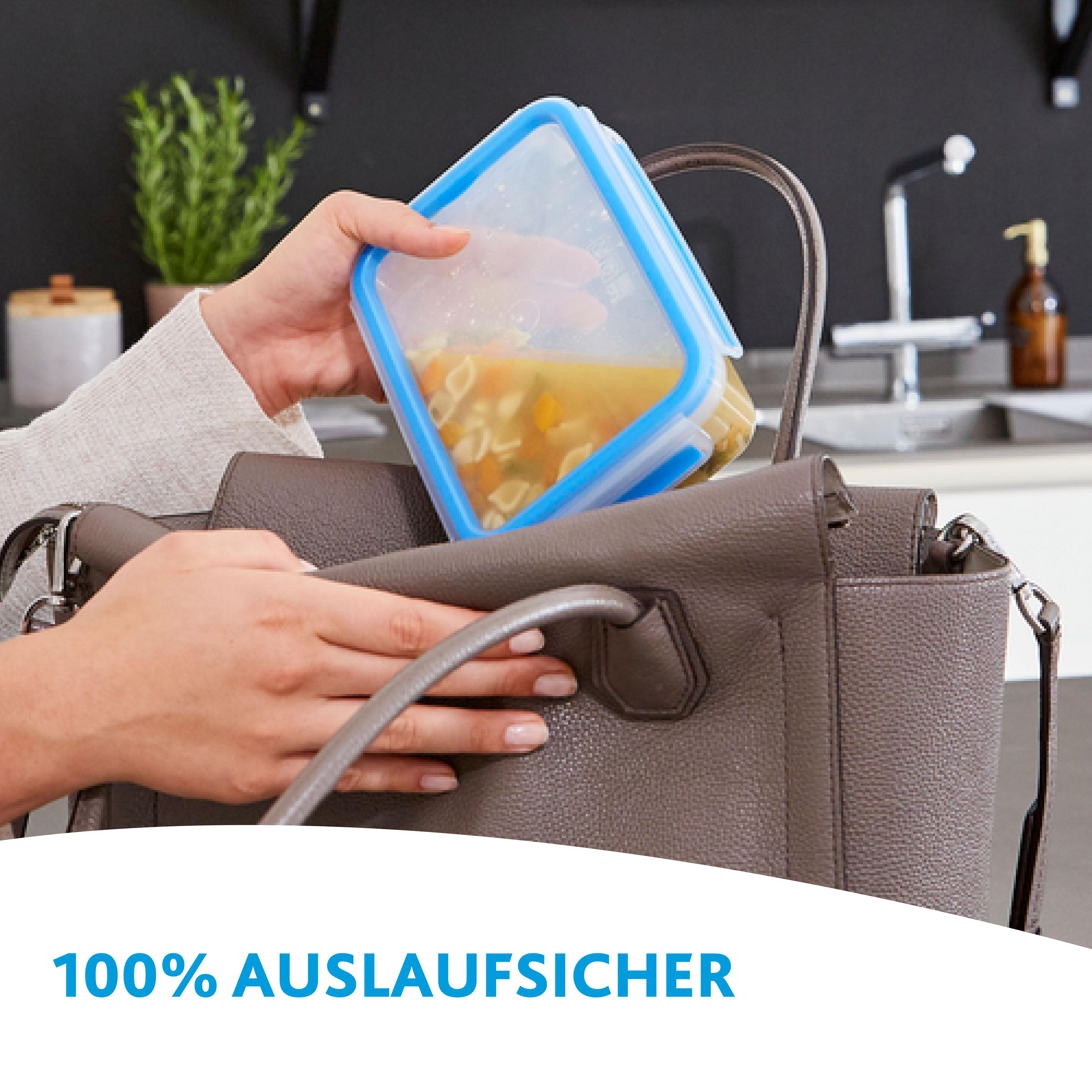 Frau, die einen blauen und durchsichtigen Lebensmittelbehälter mit Suppe in eine graue Handtasche legt.
