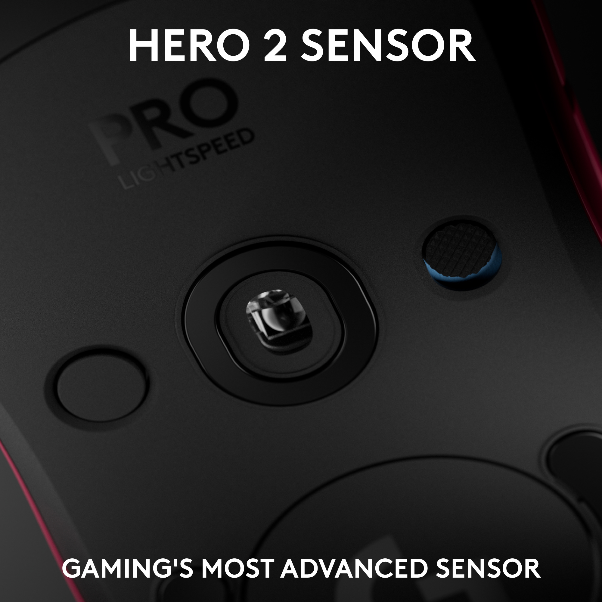 Gros plan sur le capteur d'une souris de jeu avec un design noir et rouge.