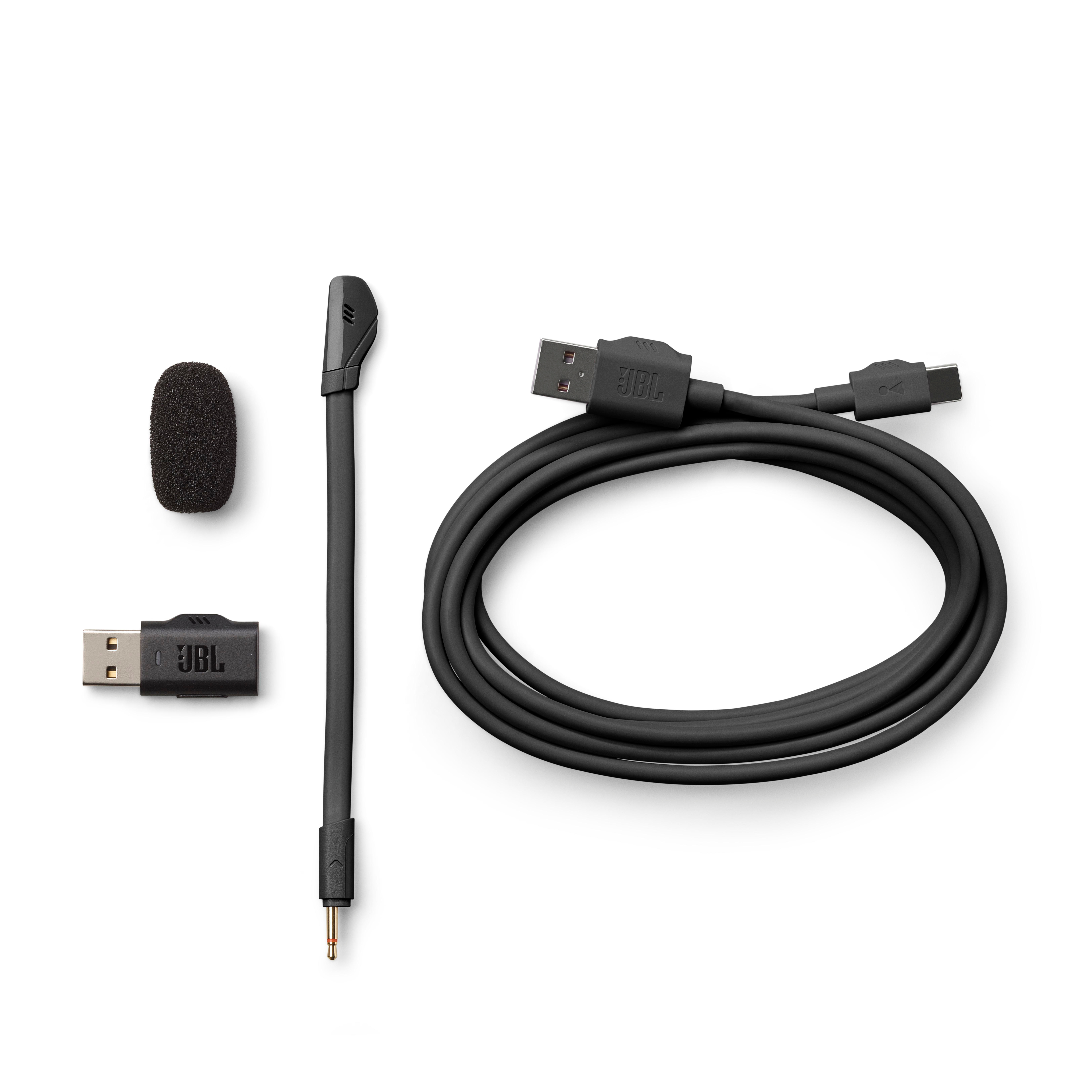 JBL Mikrofon-Set mit USB-Anschluss und Kabel. Ein schwarzes Mikrofon und ein USB-C-Anschluss sind ebenfalls sichtbar.