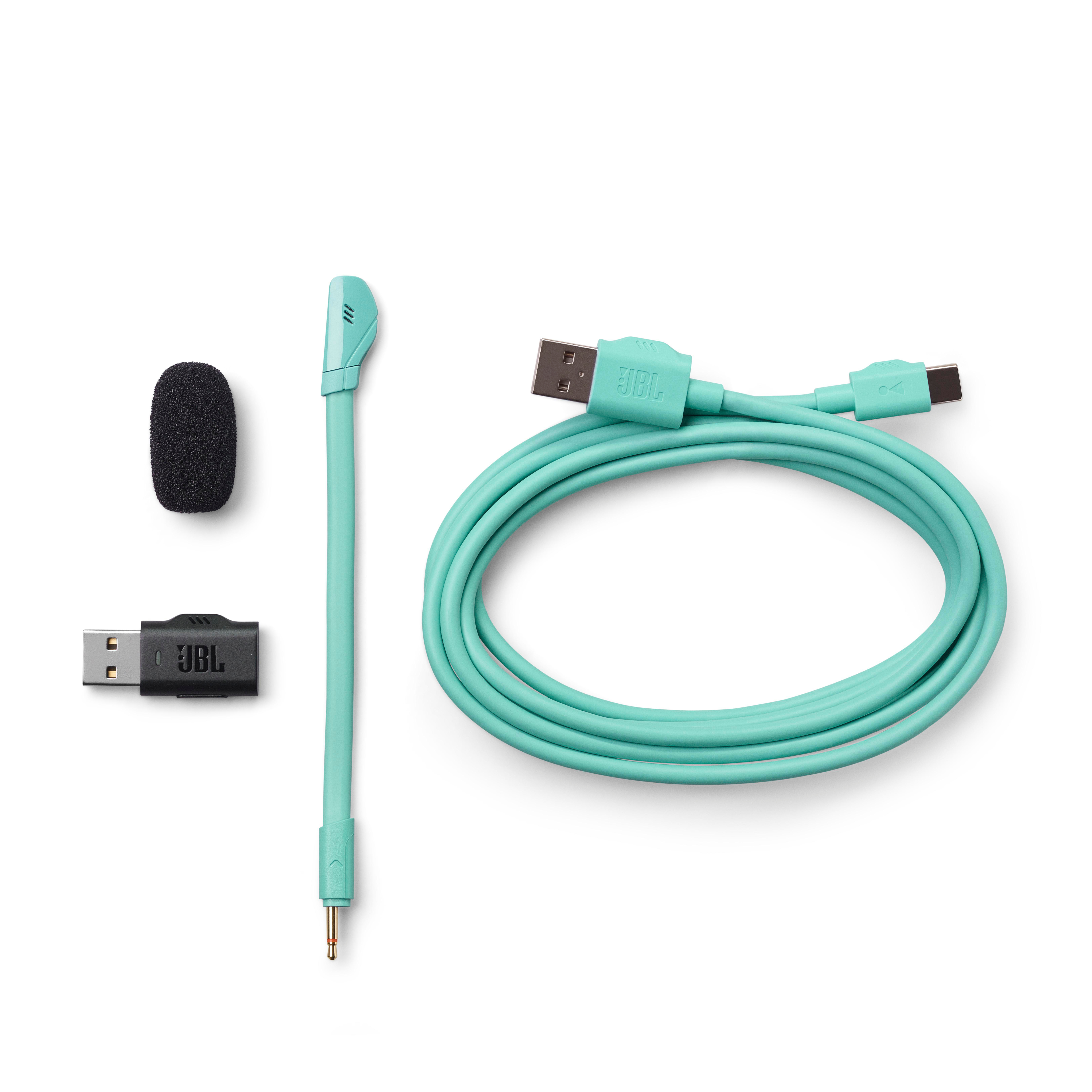 Ein Set von JBL-Audiozubehör: USB-Adapter, Mikrofon und Kabel. Alles in Türkistönen.