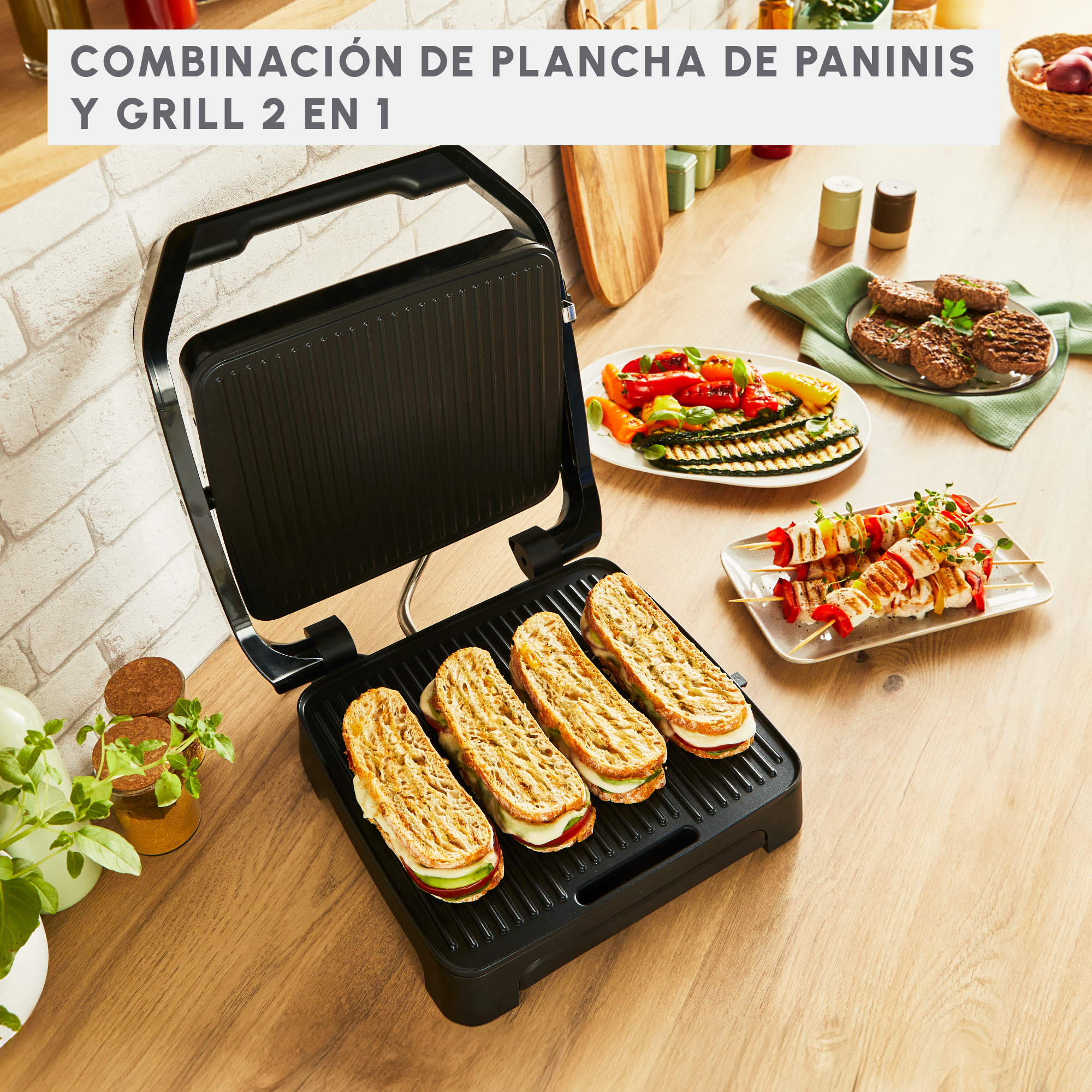 Una parrilla panini negra con cuatro sándwiches y comida a la parrilla sobre una mesa de madera.