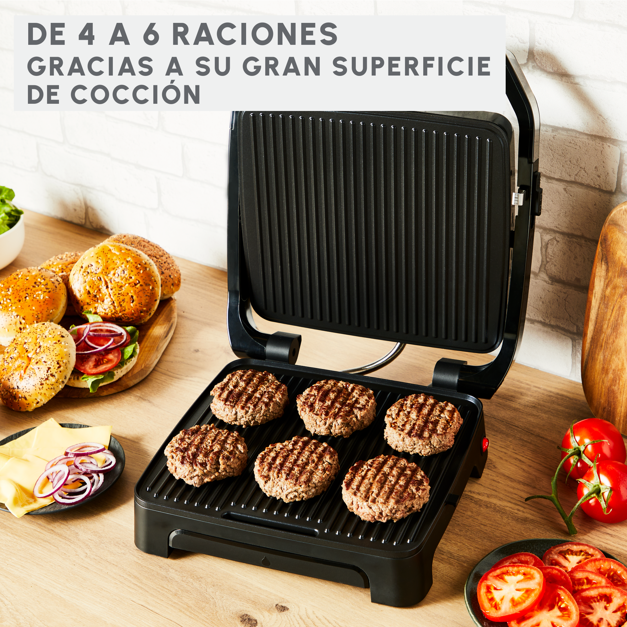 Parrilla con hamburguesas. Hamburguesas en la parrilla, panecillos, tomates y queso al lado. Mesa de madera.