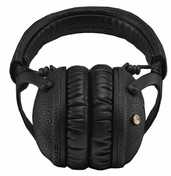 Czarne słuchawki Marshall z skórzanymi nausznicami. Pałąk i nausznice są wyściełane.