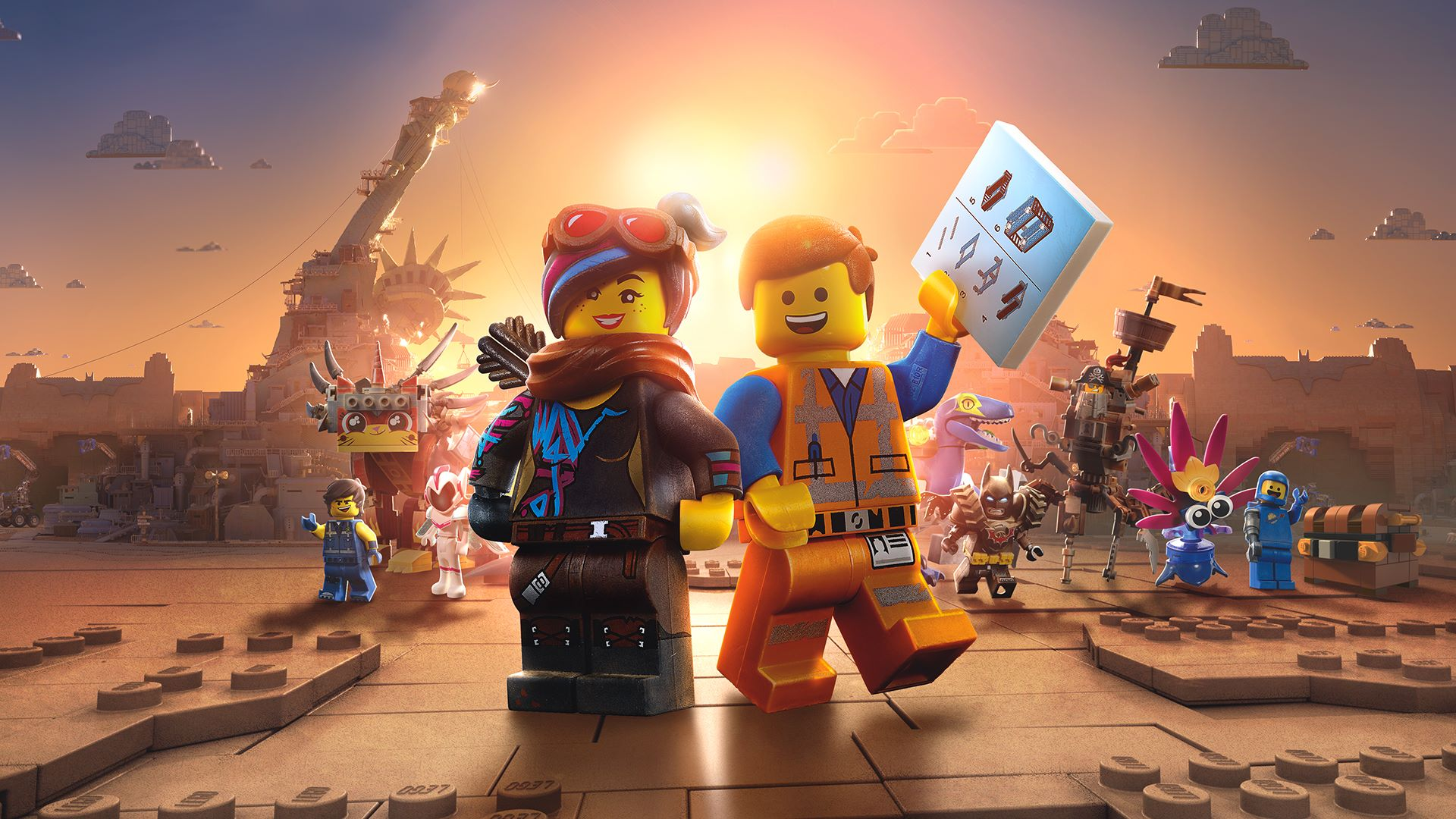 Lego film sahnesi. Bir Lego şehrinin önünde iki Lego figürü. Güneşli gökyüzü.