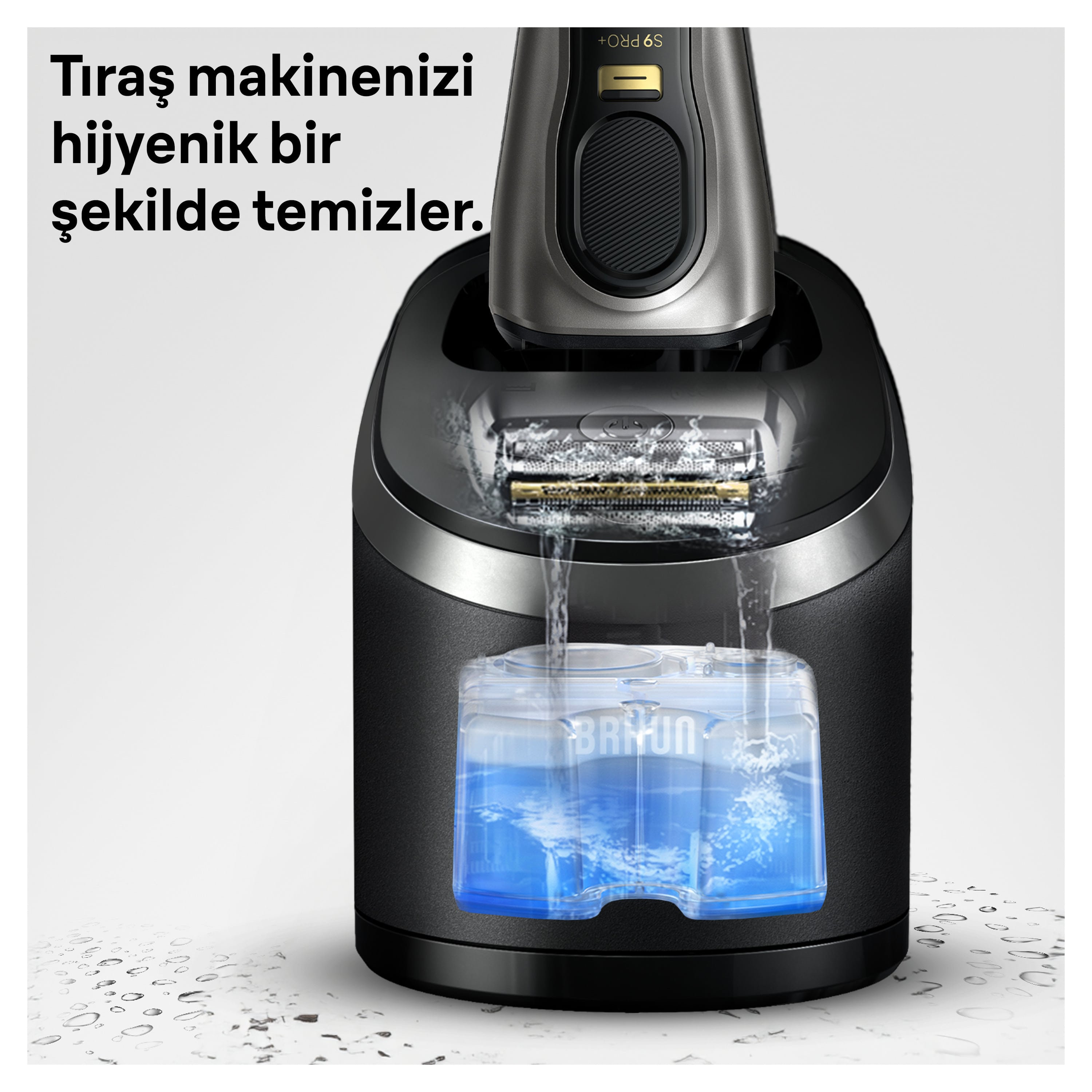 Bir Braun elektrikli tıraş makinesi bir temizleme istasyonunda. Su istasyona akıyor.