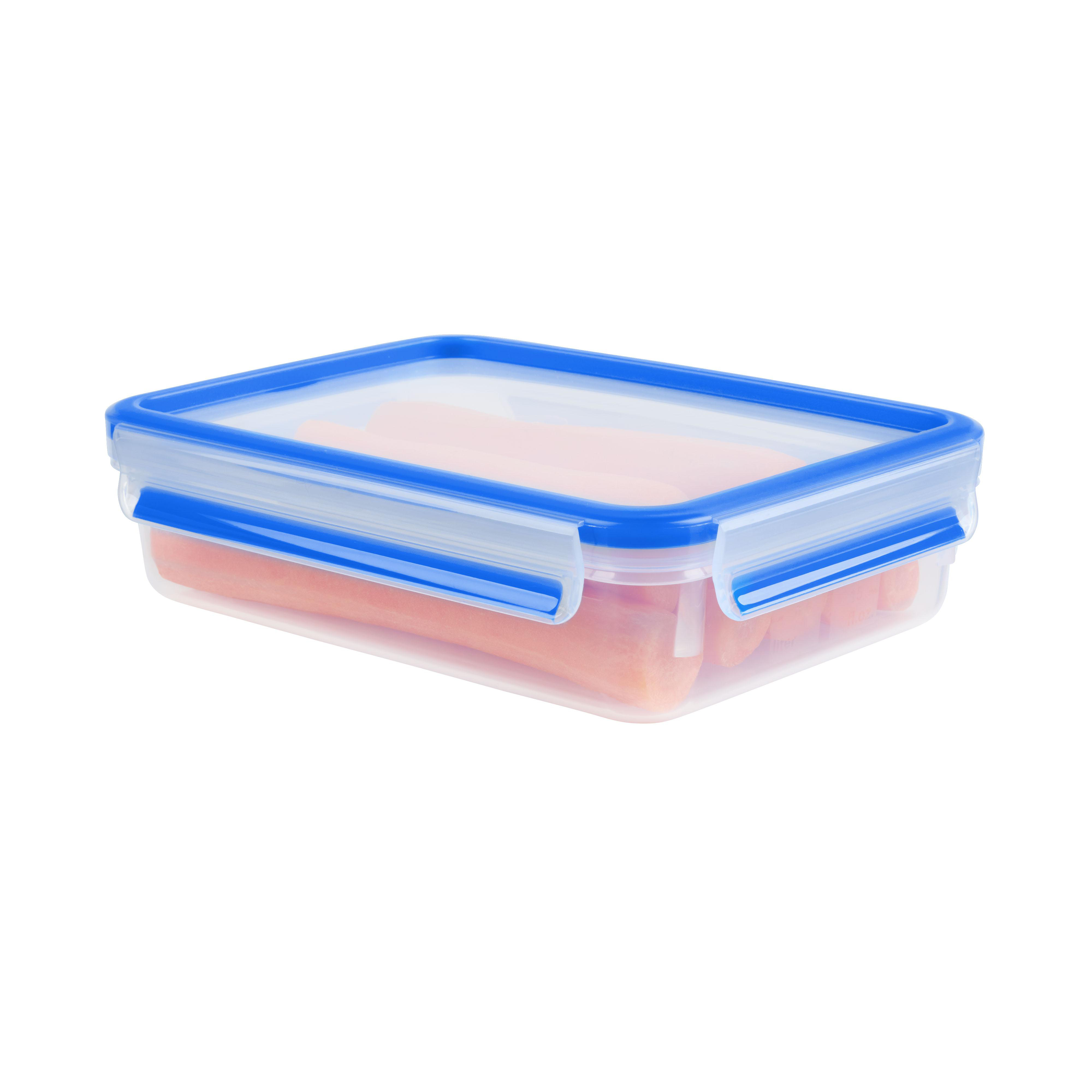 Transparenter Behälter mit Karotten, blauem Deckel, weißem Hintergrund.