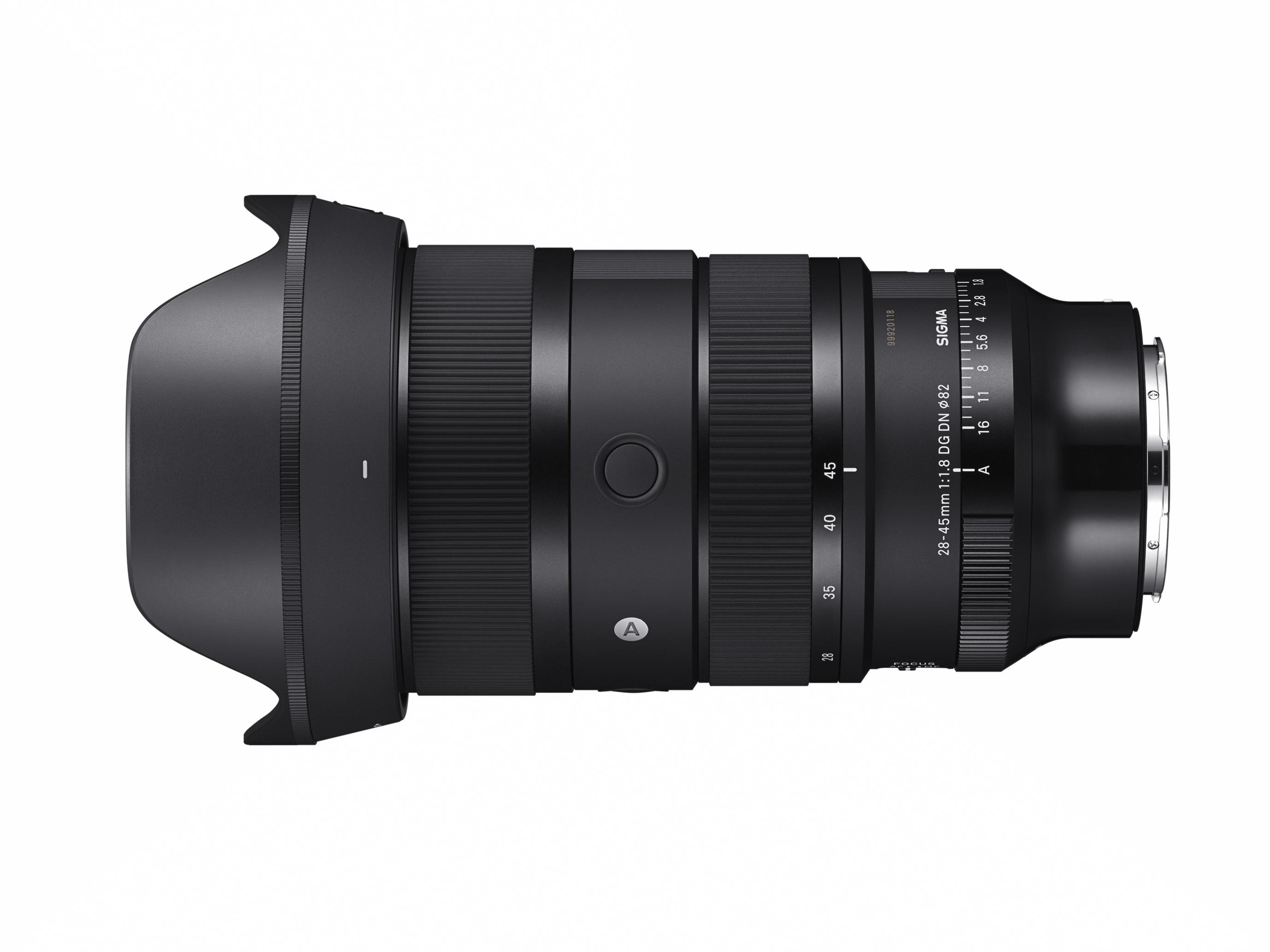 Schwarzes Sigma 28-45mm Objektiv, ein professionelles Kamerazubehör, vor weißem Hintergrund, detailliert und klar.