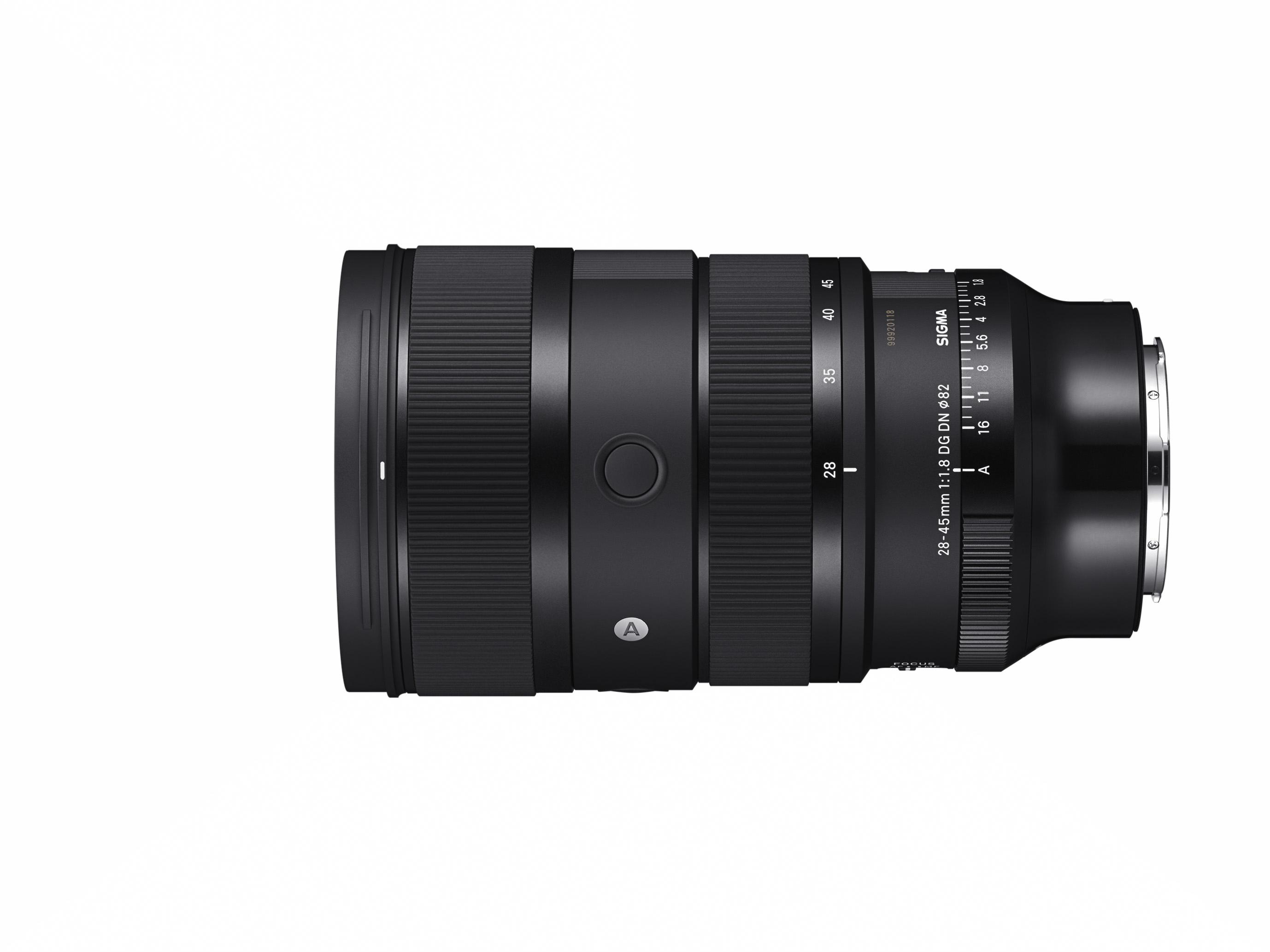 Sigma 28-45mm f/1.8 DG DN Objektiv, schwarz, Seitenansicht. Objektiv hat Skalen.