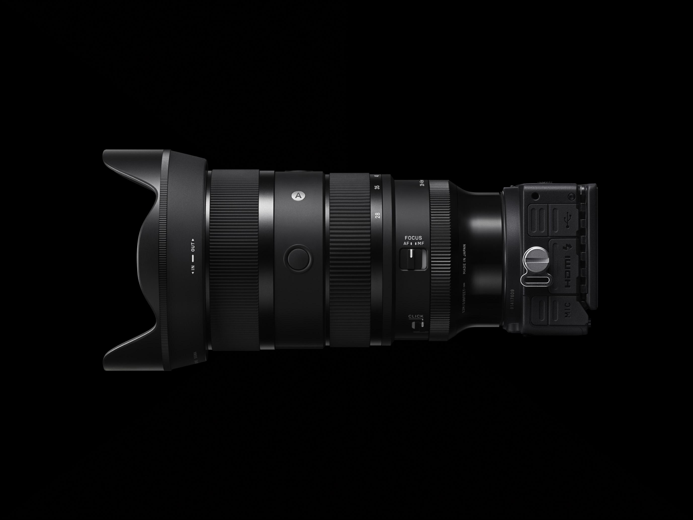 Ein schwarzes Kameraobjektiv. Das Objektiv hat mehrere Ringe und die Worte "Focus" und "Made in Japan."
