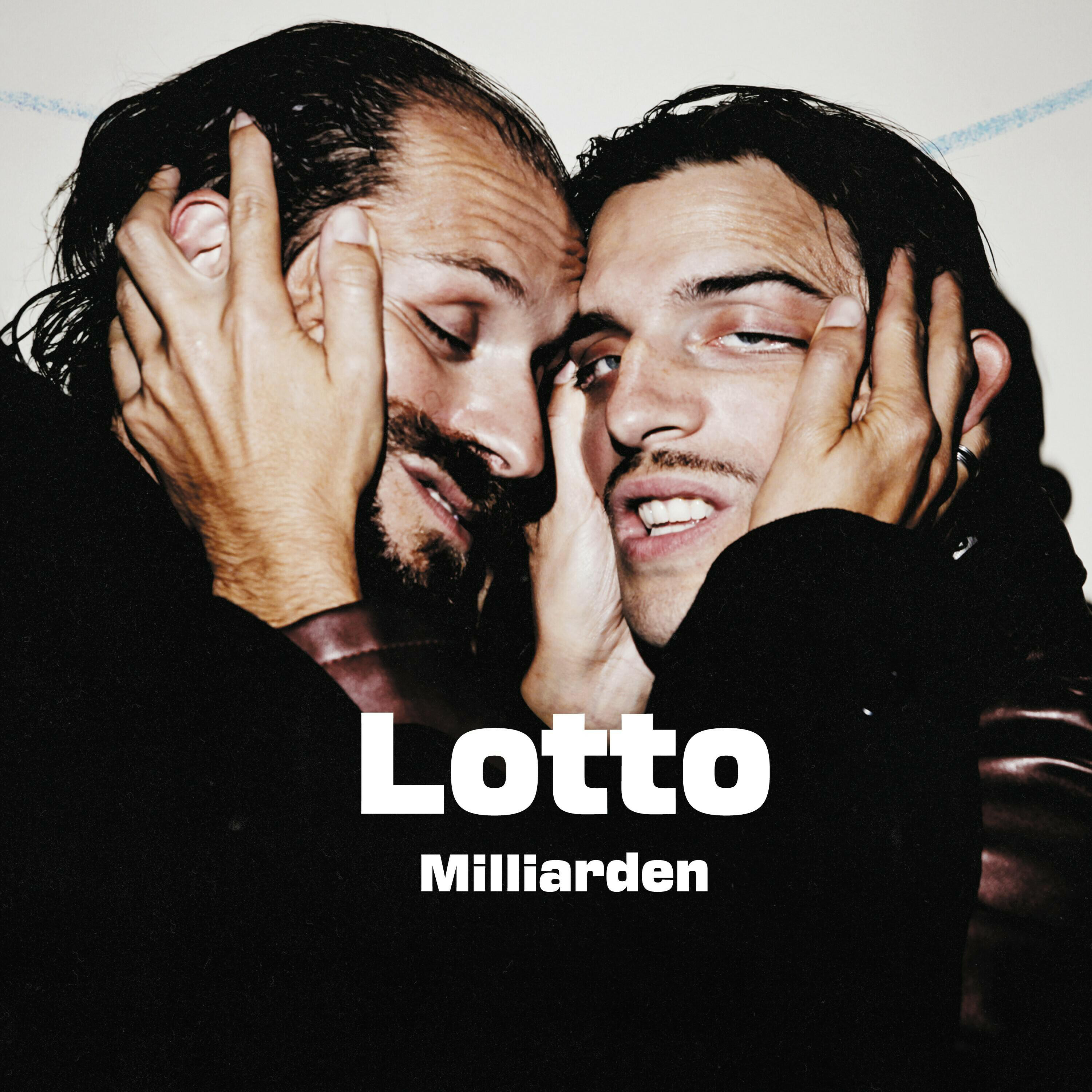 Zwei Männer, die sich gegenüberstehen, einer berührt das Gesicht des anderen, mit dem Text Lotto Milliarden.