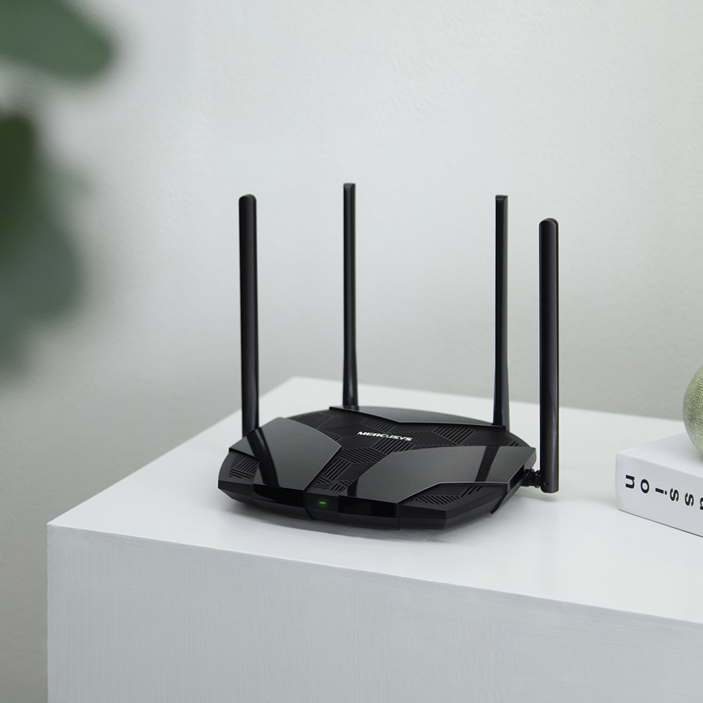 Egy fekete-szürke router négy antennával, fehér felületen.