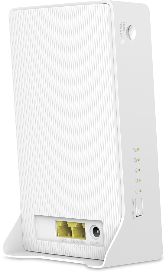 Fehér router álló helyzetben, látható portokkal és jelzőfényekkel, fehér felületen.