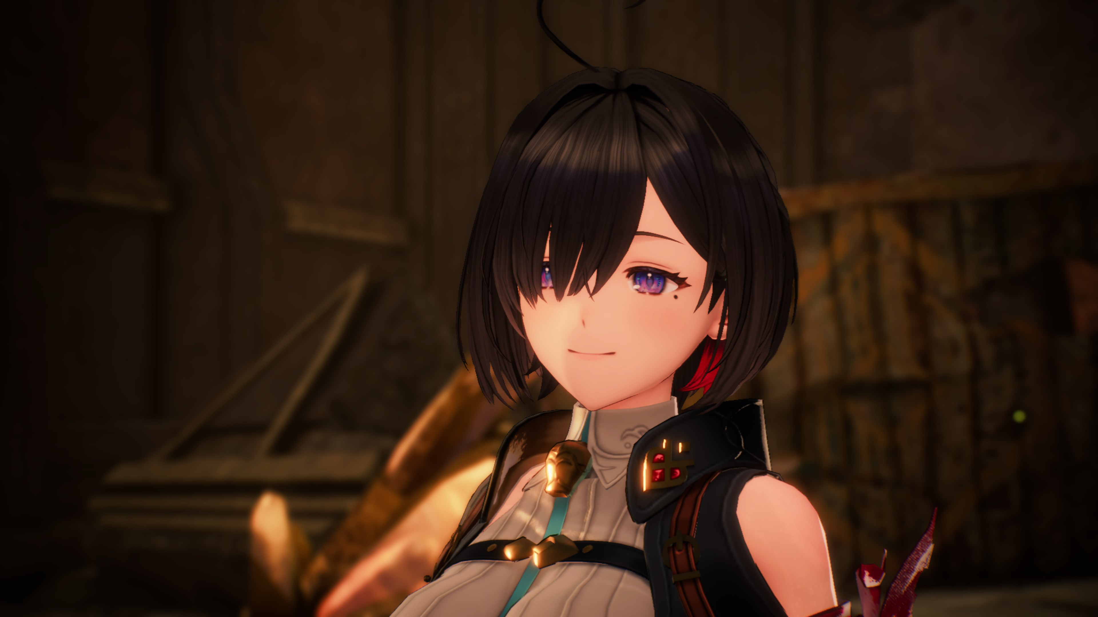 Personaggio anime con capelli neri e occhi viola sorride.