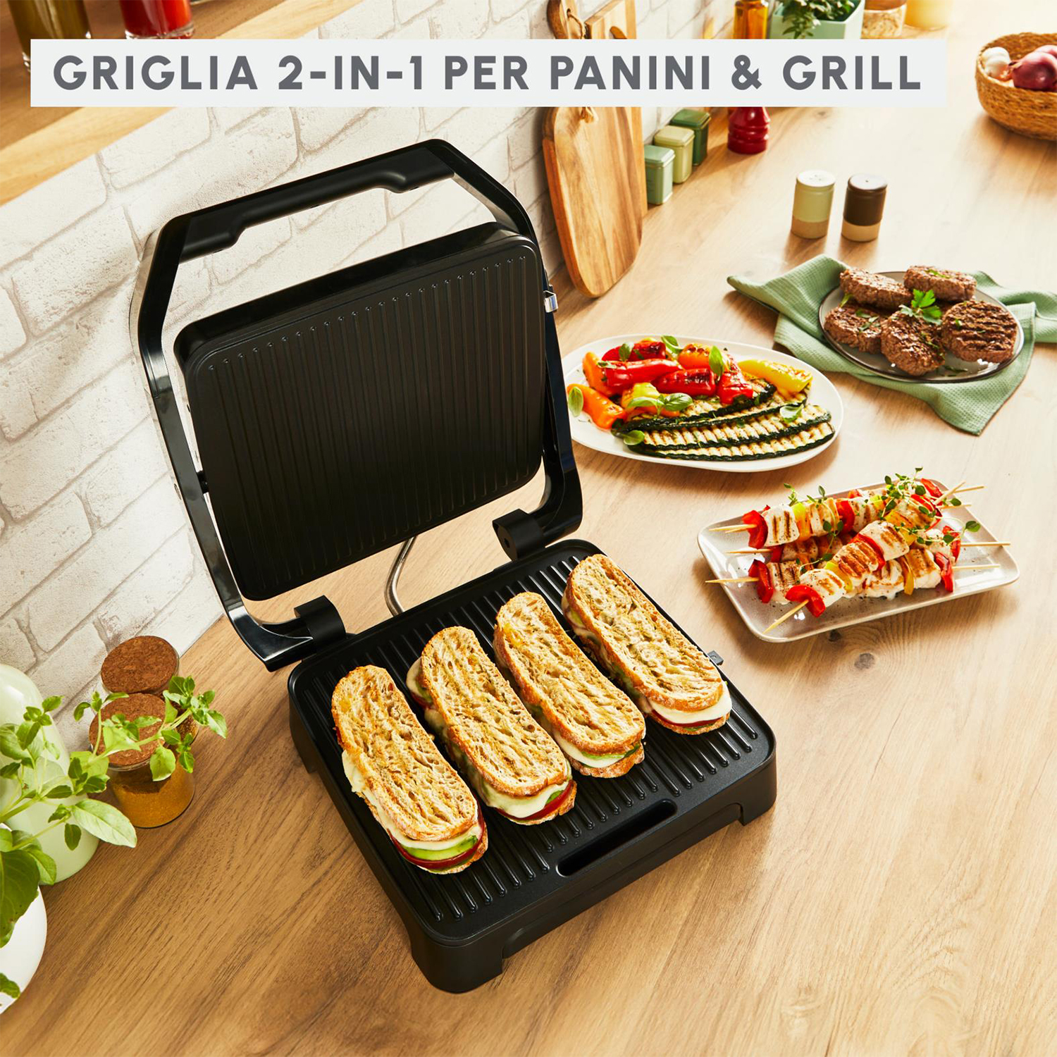 Una piastra per panini 2-in-1 con panini e altri cibi grigliati su una superficie in legno.