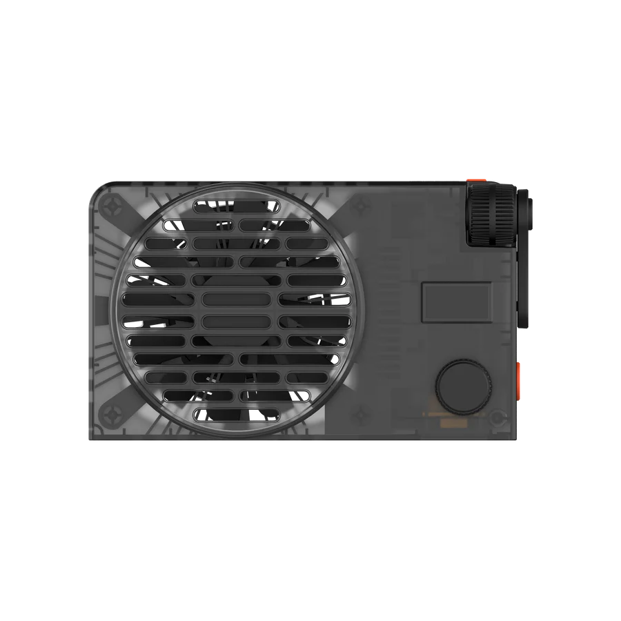Draufsicht auf ein Gerät im Industrie-Stil mit Ventilator und Lüftungsschlitzen.