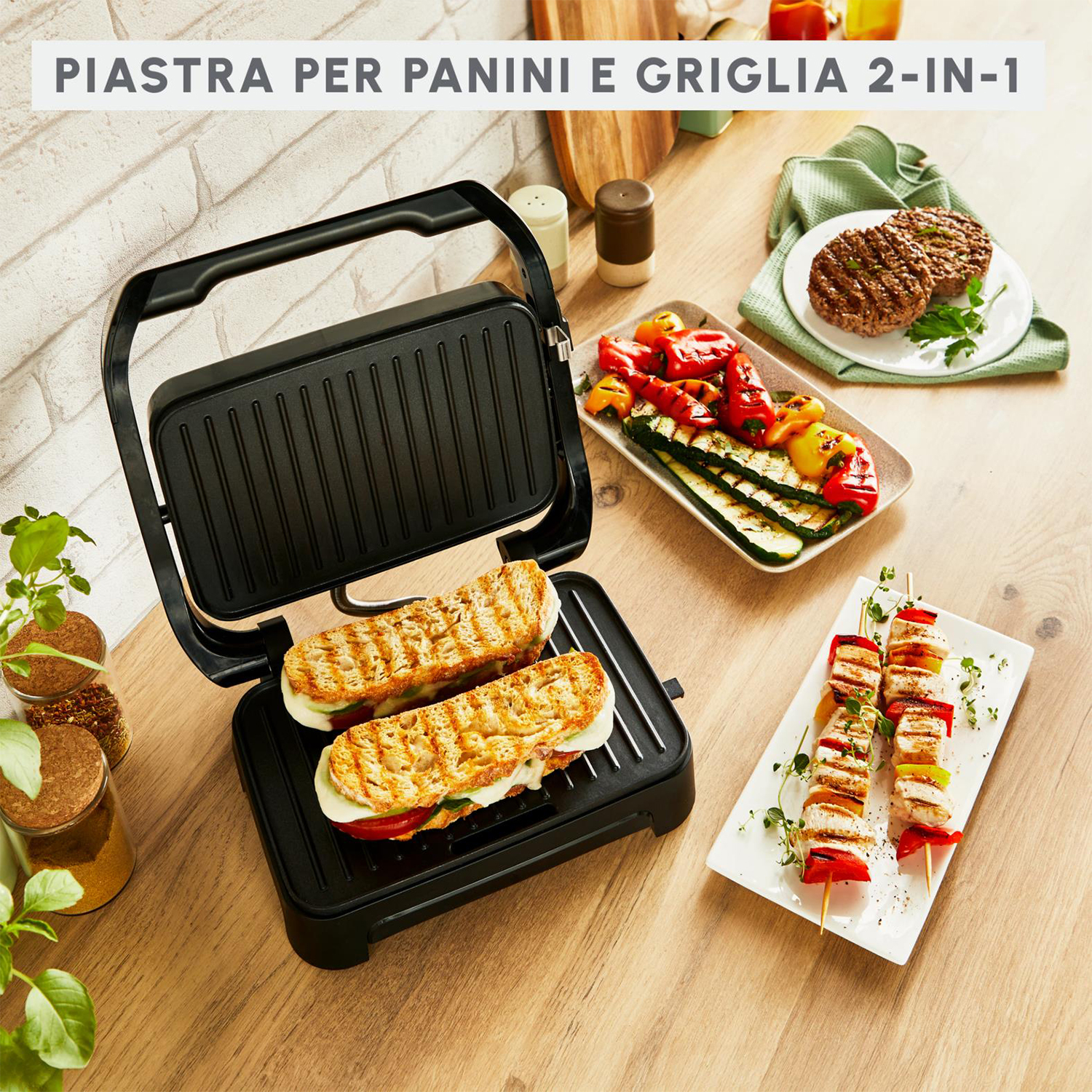 Griglia con panini e cibo. Un panino viene cotto sulla griglia, più altri piatti. Superficie in legno.