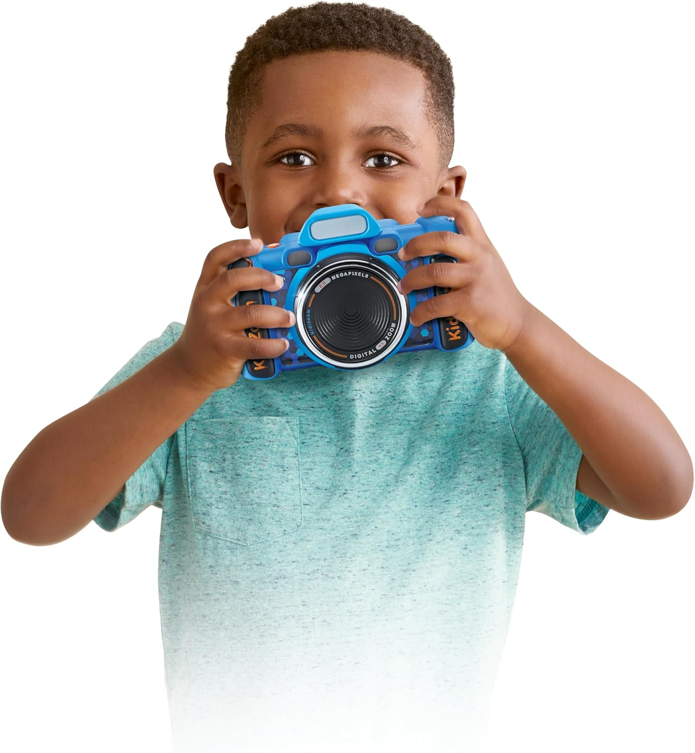 Un niño sosteniendo una cámara de juguete azul, sonriendo al espectador.
