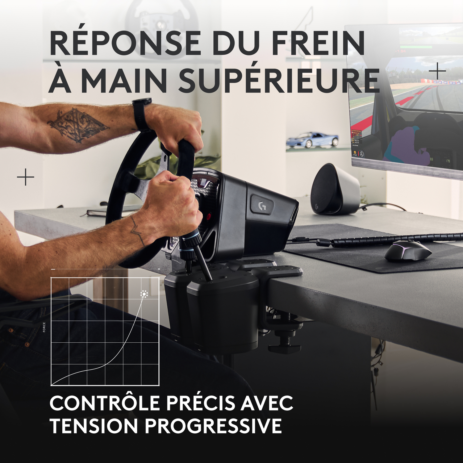 Personne utilisant un volant de course, avec du texte et un graphique sur une table.