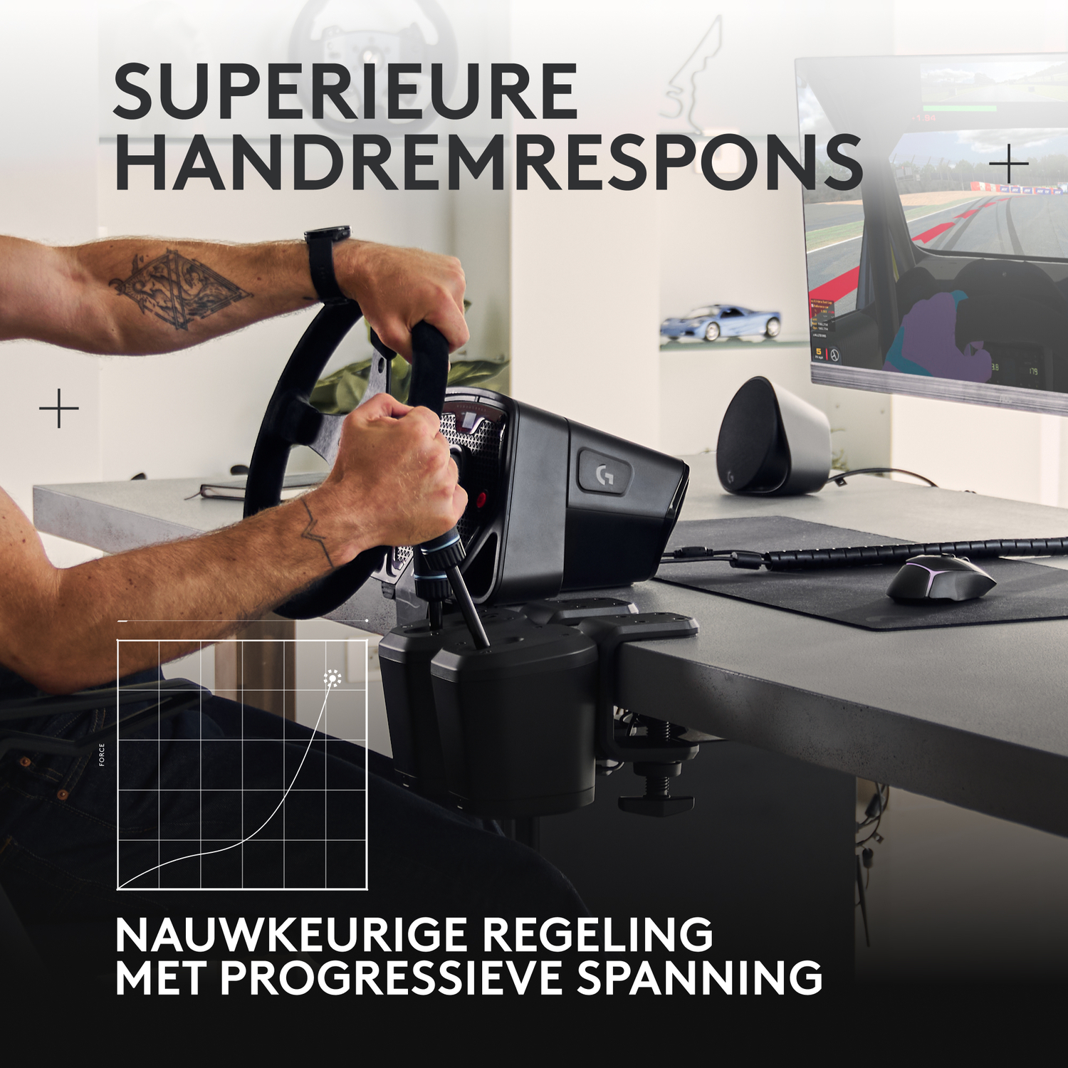 A person is holding a steering wheel and gaming setup. A graph is on the table. Text is in Dutch.