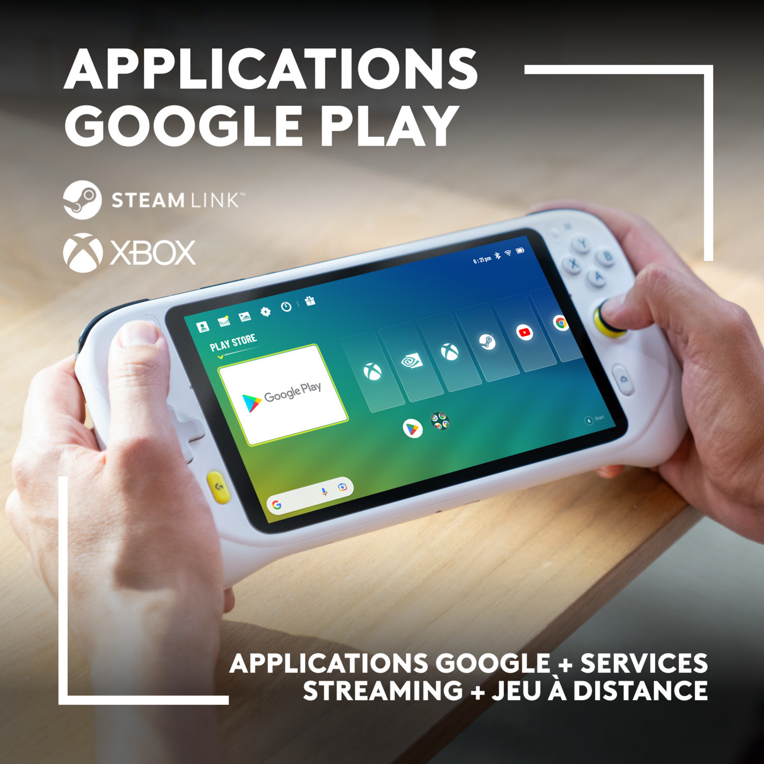 Mains tenant un appareil de jeu portable. L'écran affiche Google Play et des icônes de jeux. Fond blanc.
