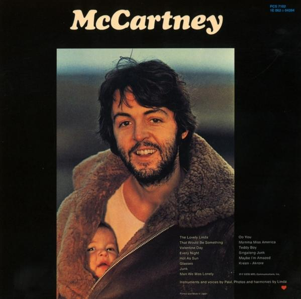 Das Cover des McCartney-Albums mit Paul McCartney, der ein Baby auf dem Cover hält.