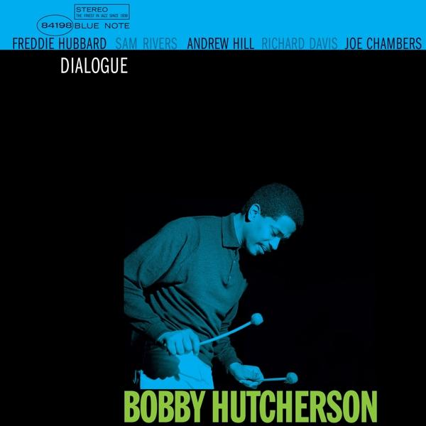 Albumcover für Dialogue von Bobby Hutcherson, mit einem Mann, der das Vibraphon vor blauem Hintergrund spielt.