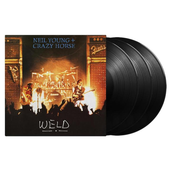 Albumcover-Art. Neil Young und Crazy Horse live. Schwarze Schallplatten befinden sich auf der rechten Seite.