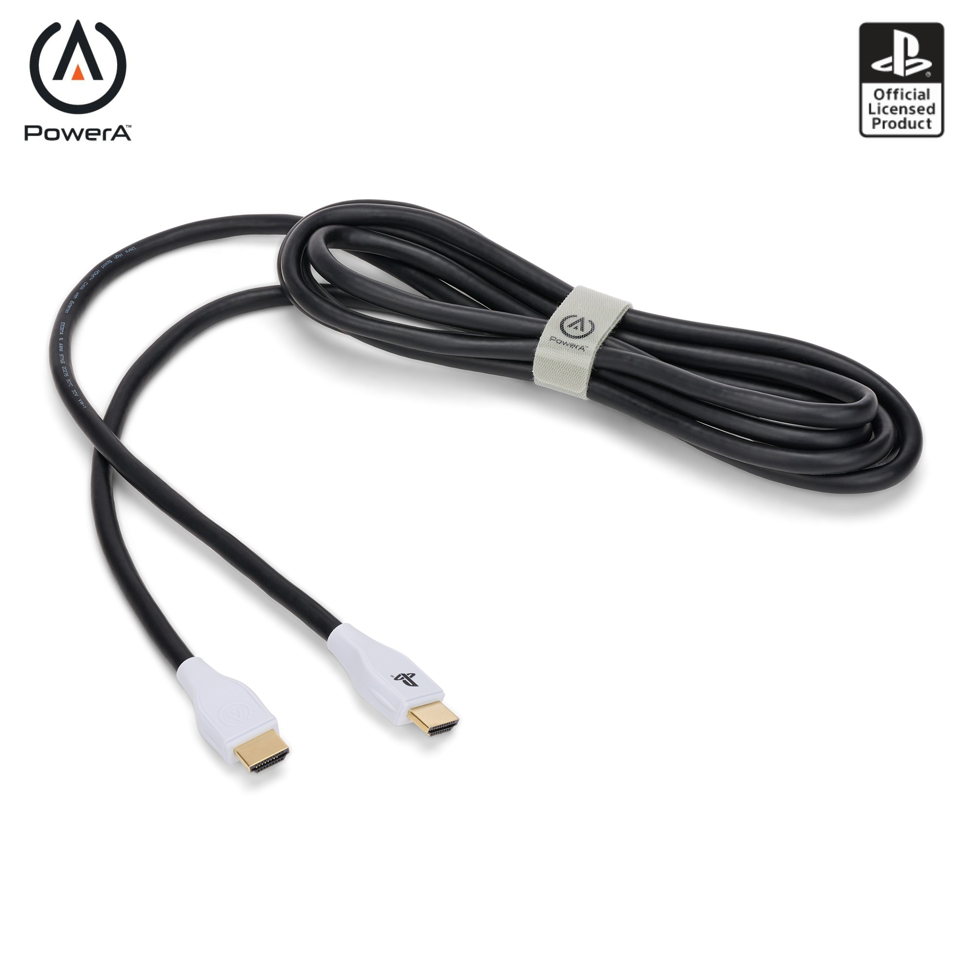 Beyaz arka plan üzerinde, siyah beyaz PowerA HDMI kablosu ve konektörler.