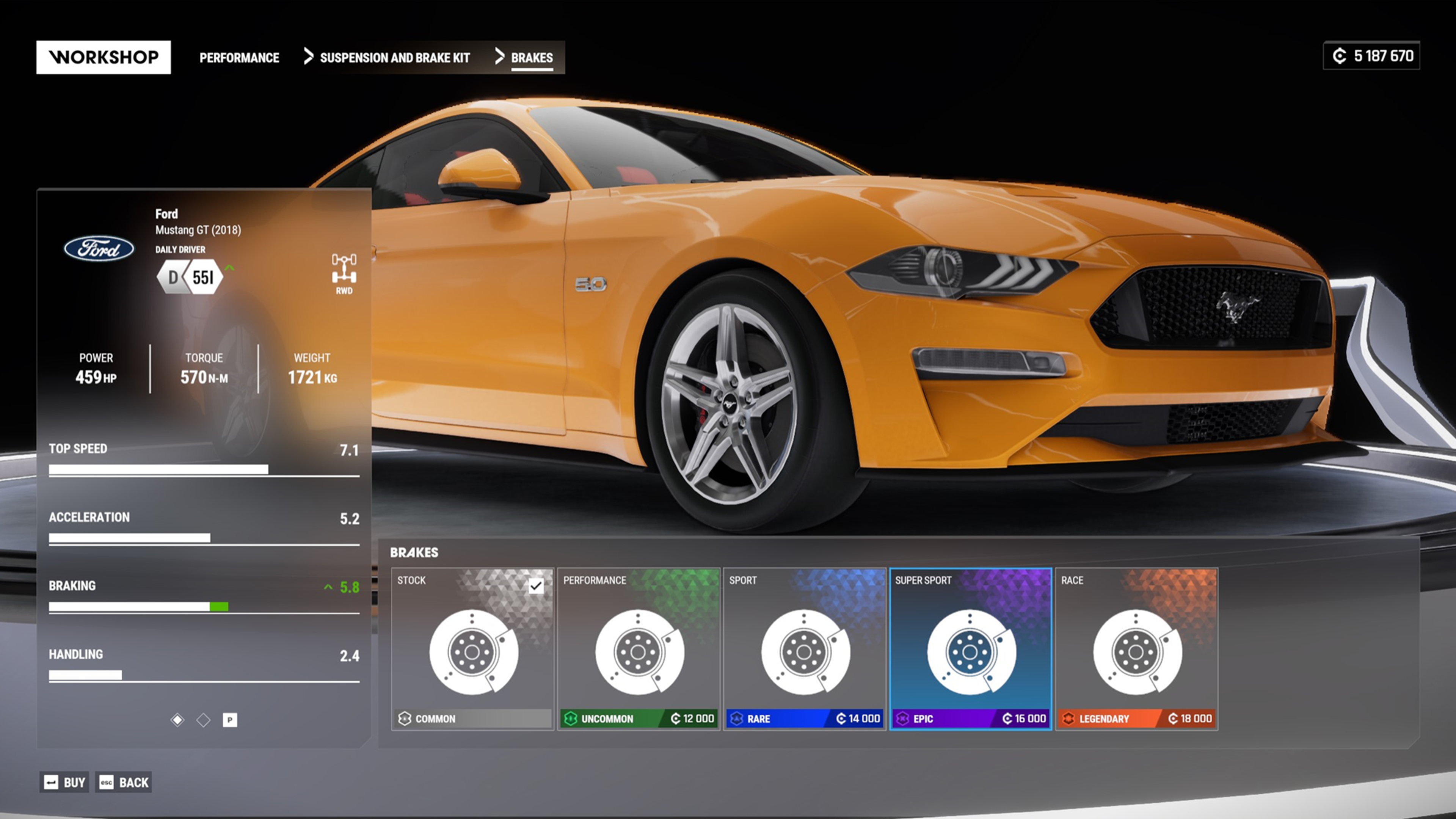 Eine Autoschnittstelle mit einem hellorangenen Ford Mustang GT und verschiedenen Leistungsoptionen.