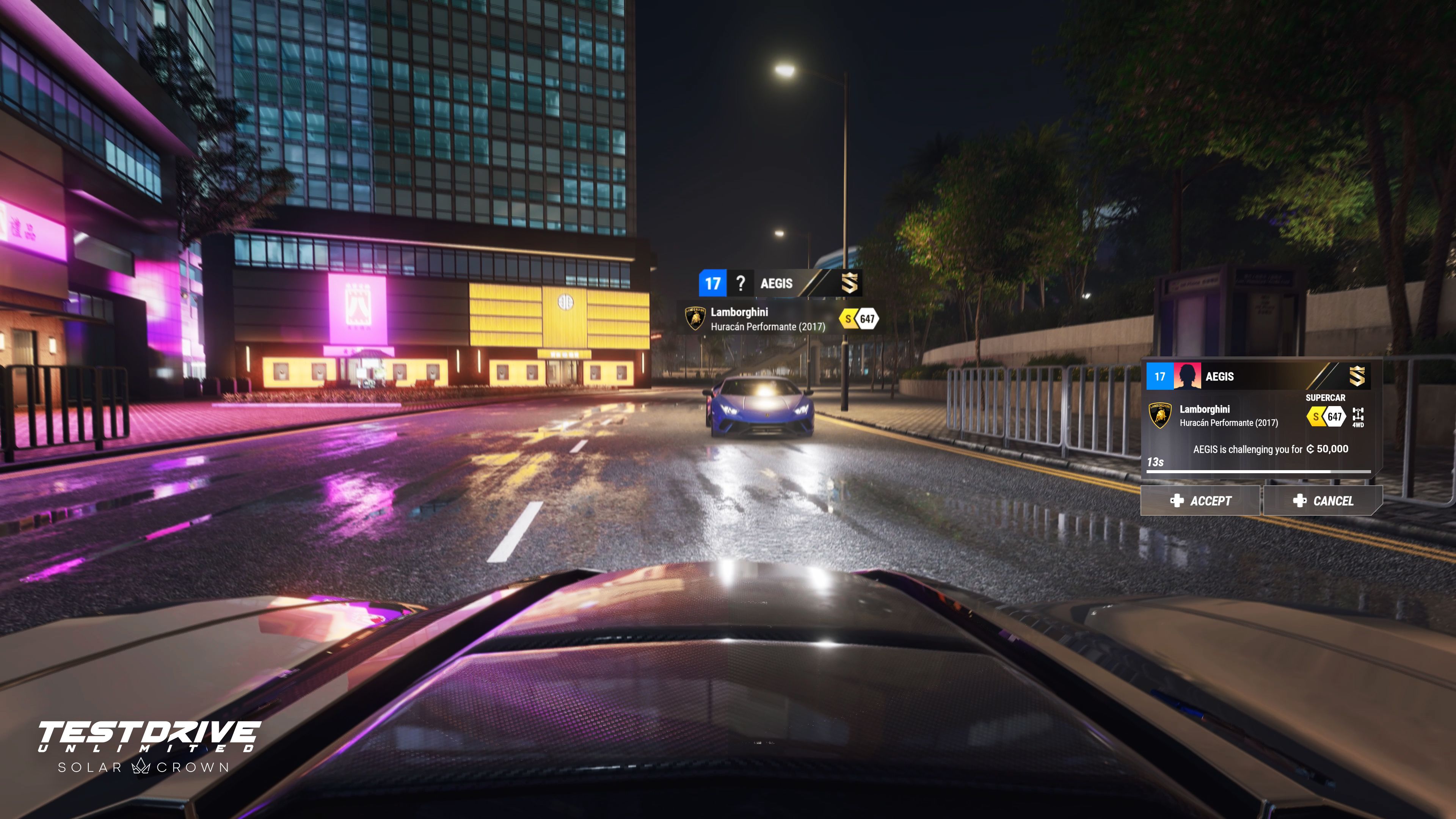 Eine Autorennszene bei Nacht. Ein blaues Auto in der Mitte der Straße.
