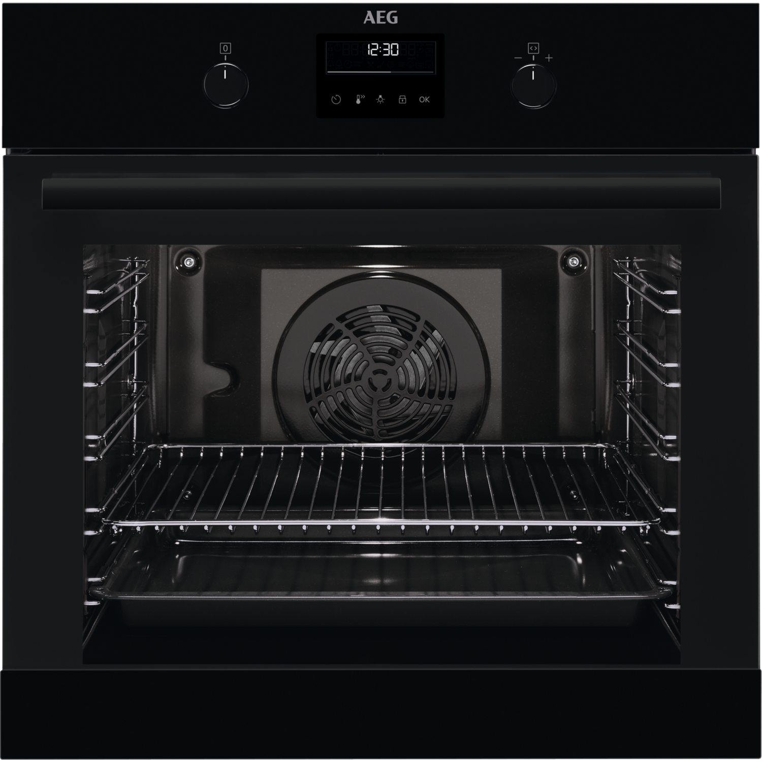 Zwarte AEG oven met bediening. Open deur toont roosters en ventilator. Zwarte achtergrond.