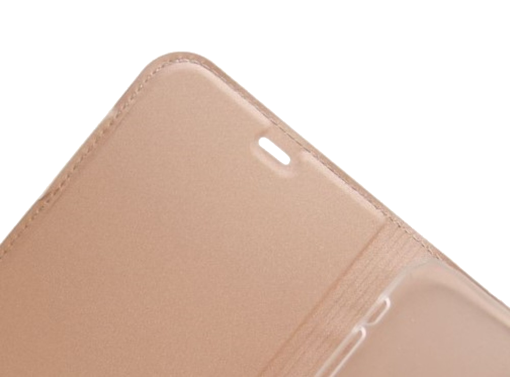 Közelkép egy bézs telefontokról, mely egy kis nyílást mutat. Fekete háttér.