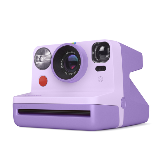 Eine lila Polaroid-Kamera auf einer weißen Oberfläche, mit Objektiv und Blitz.