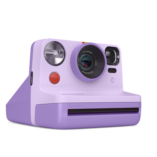 Lavendelfarbene und weiße Polaroid Sofortbildkamera, mit rotem Knopf und Objektiv, isoliert auf Weiß.